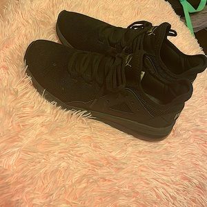 Woman’s Pumas Black
